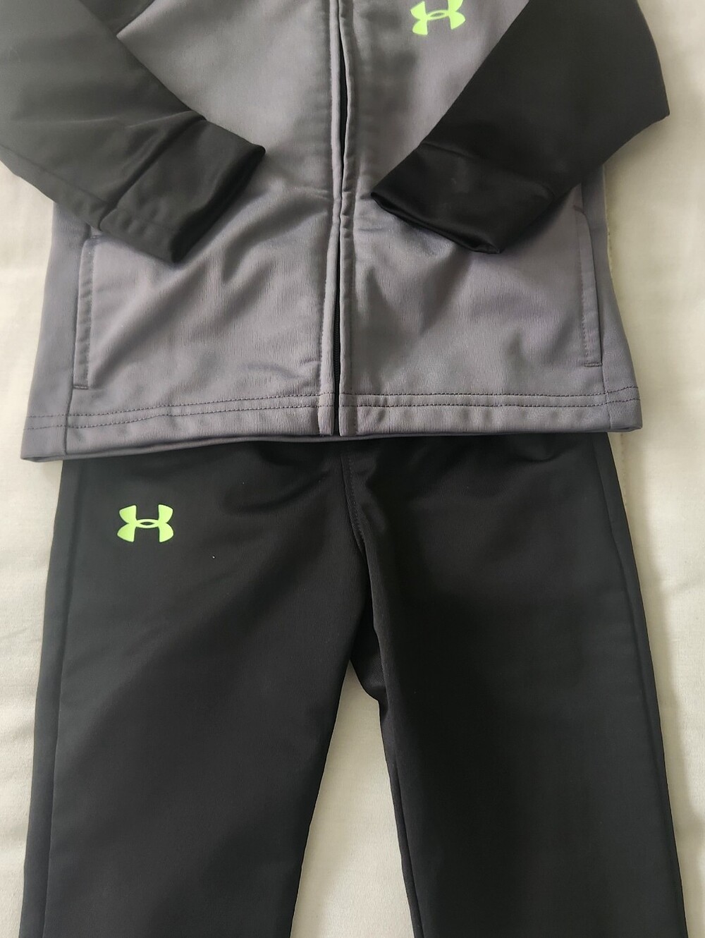 Under Armour Kids 2 pc track Suit.  Size 12m.    107